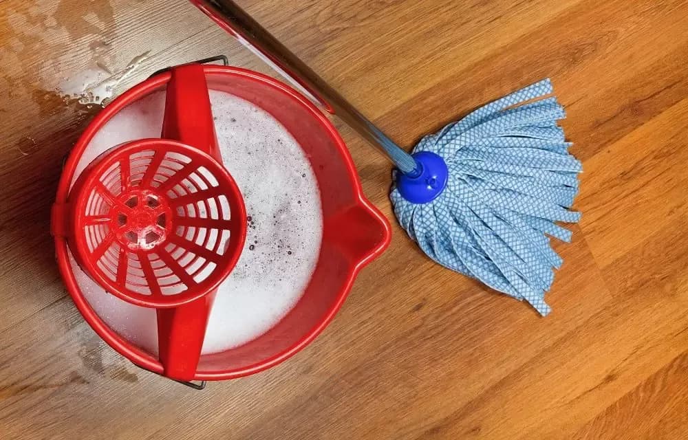 Jaki mop do drewnianej podłogi - uniknij zniszczeń i wybierz najlepiej