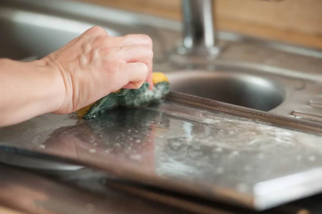 Skuteczne sposoby na czyszczenie aluminium - unikaj najczęstszych błędów