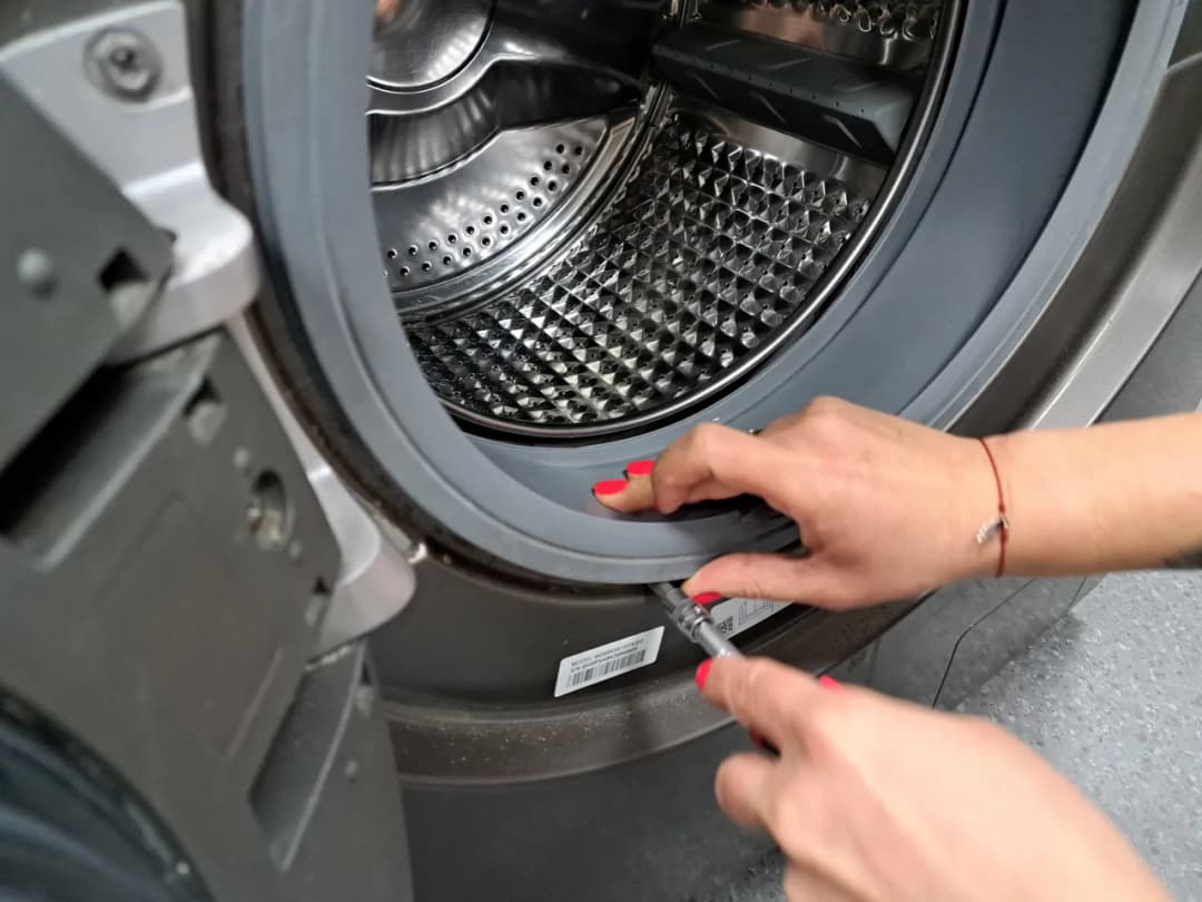 Jak skutecznie założyć sprężynę na fartuch w pralce - poradnik naprawy