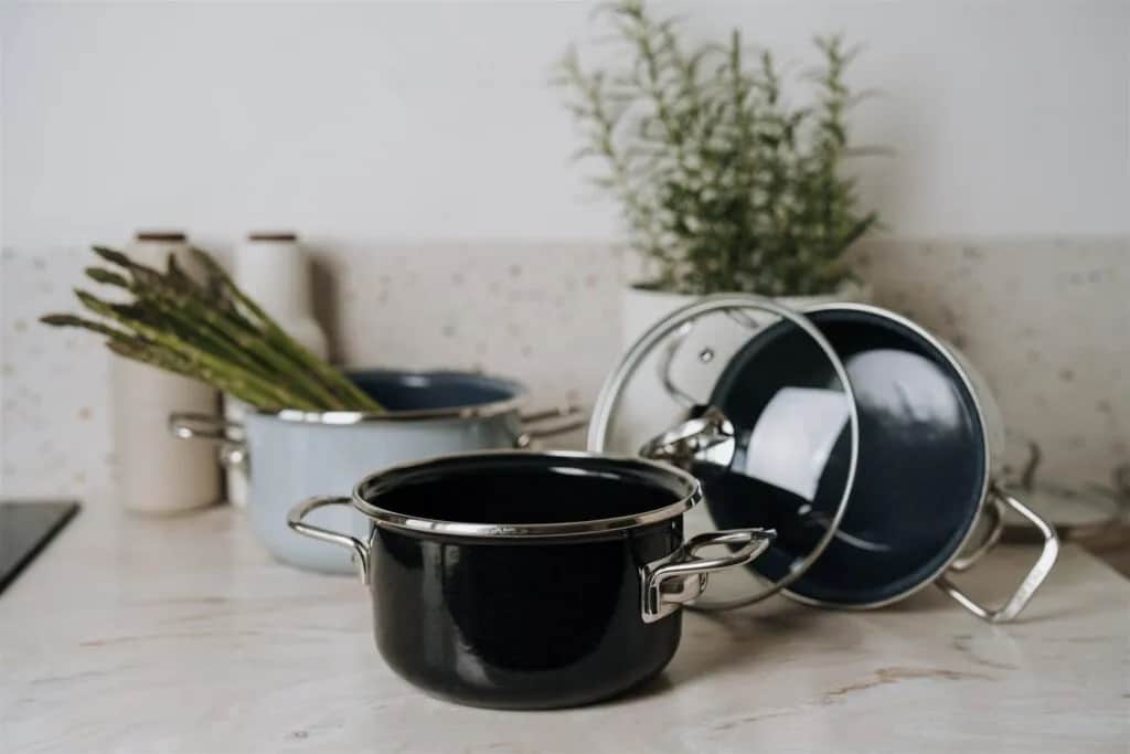 Czy garnek emaliowany można wsadzić do piekarnika bez ryzyka uszkodzenia?