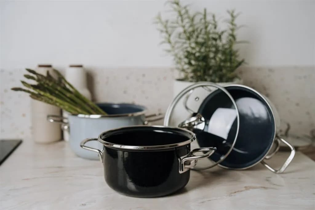 Czy garnek emaliowany można wsadzić do piekarnika bez ryzyka uszkodzenia?