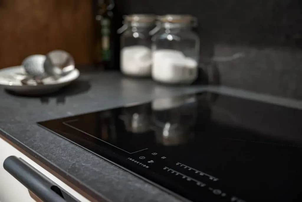 Jaki ciężar można postawić na płycie indukcyjnej - poznaj limity bezpieczeństwa