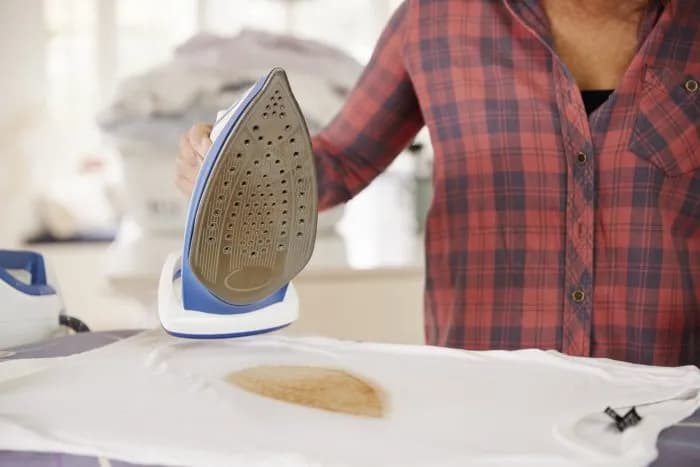 Jak usunąć przypalenie z żelazka na ubraniu - skuteczne metody i porady