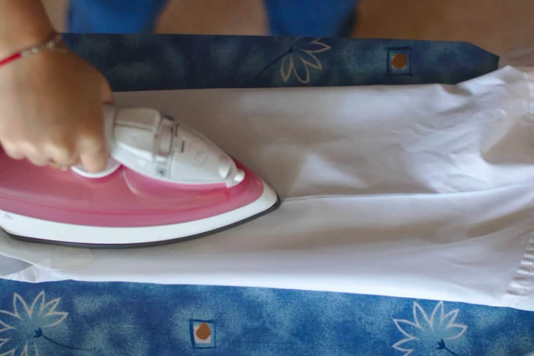 Czy rękawy koszuli prasuje się na kant? Oto, co musisz wiedzieć