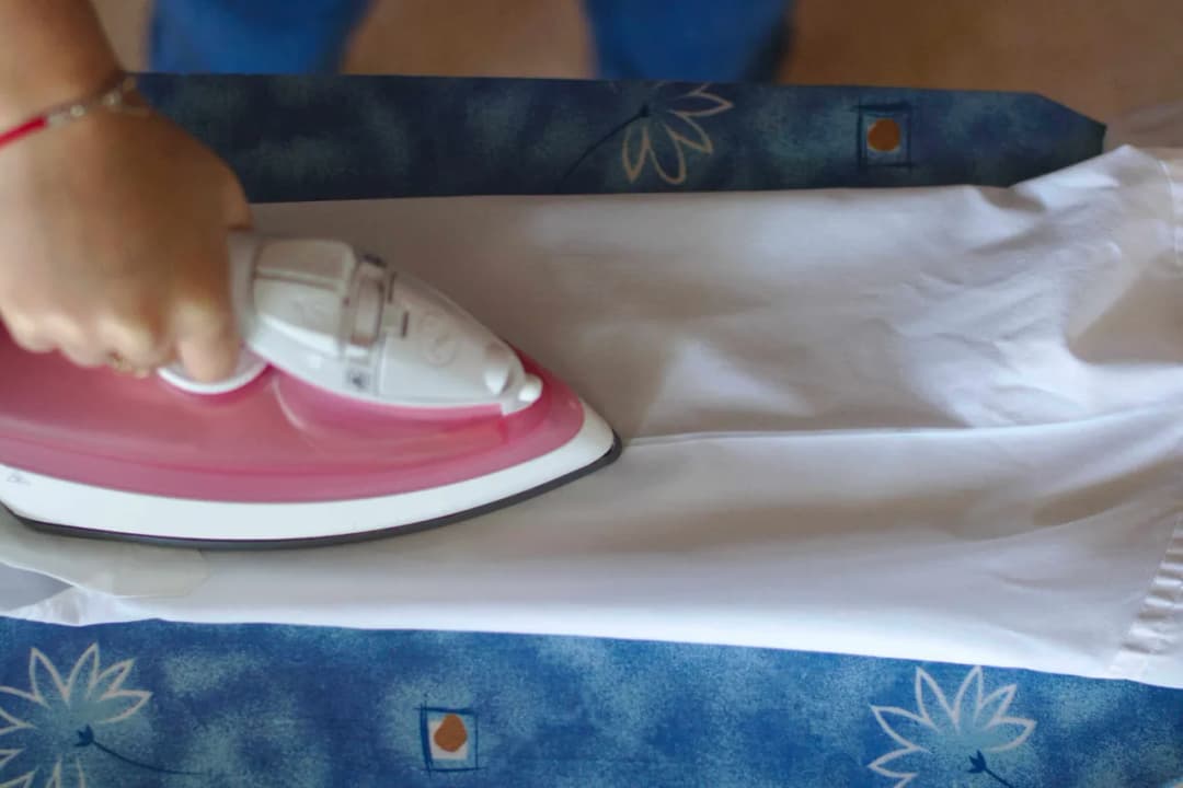 Czy rękawy koszuli prasuje się na kant? Oto, co musisz wiedzieć