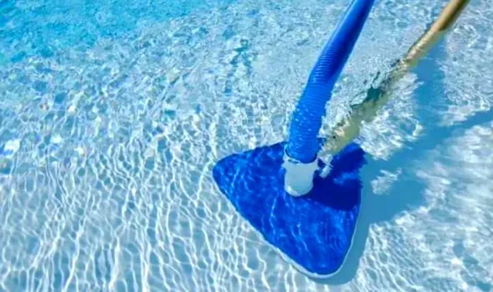 Jak wyczyścić dno basenu bez odkurzacza i uniknąć problemów z brudem