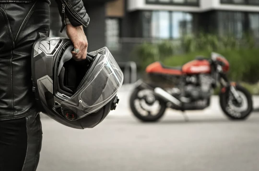 Bezpieczna jazda: jak dobrać kask i oświetlenie do motocykla