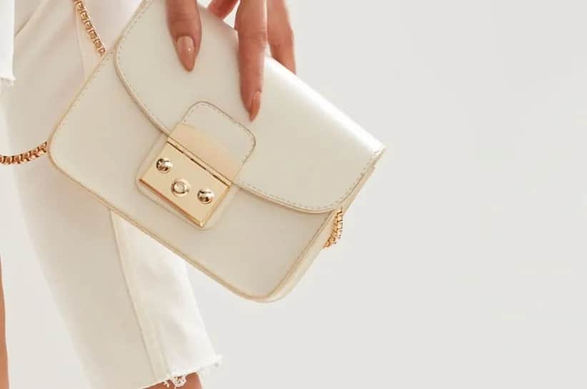 Skuteczne sposoby na czyszczenie białej skóry bez uszkodzeń