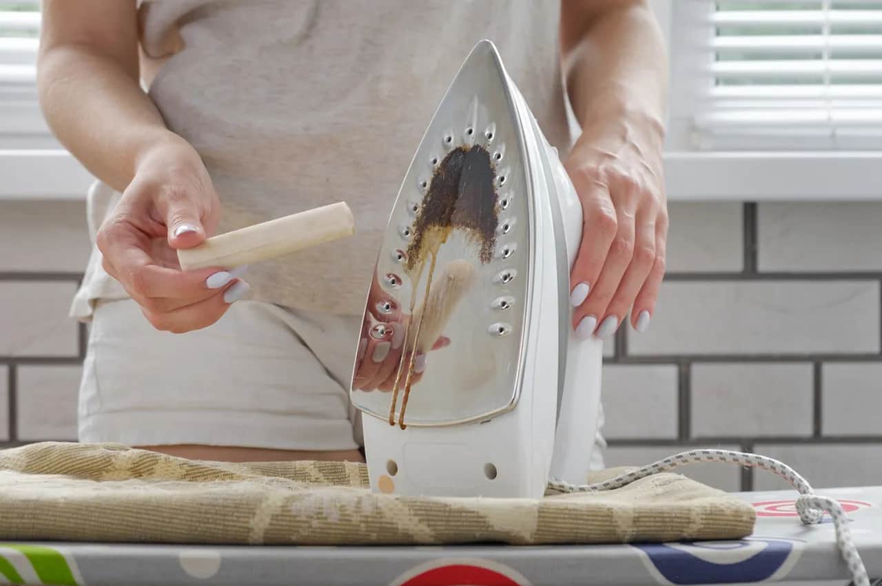 Jak wyczyścić żelazko teflon - skuteczne metody na przypalenia