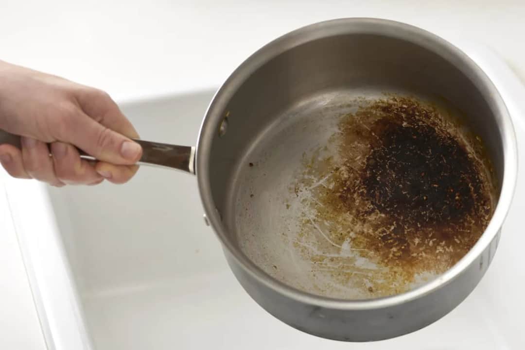 Czy można gotować w przypalonym garnku? Bezpieczne metody czyszczenia