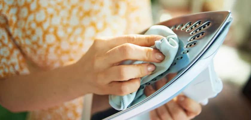 Jak wyczyścić żelazko i przywrócić mu dawny blask bez wysiłku
