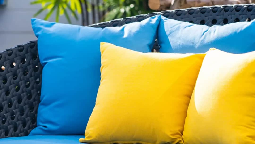 Jak prać poduszki z poliestru, aby ich nie uszkodzić i zachować puszystość