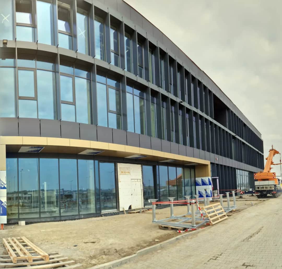 Ile za mycie okien? Sprawdź, co wpływa na ceny usług czyszczenia