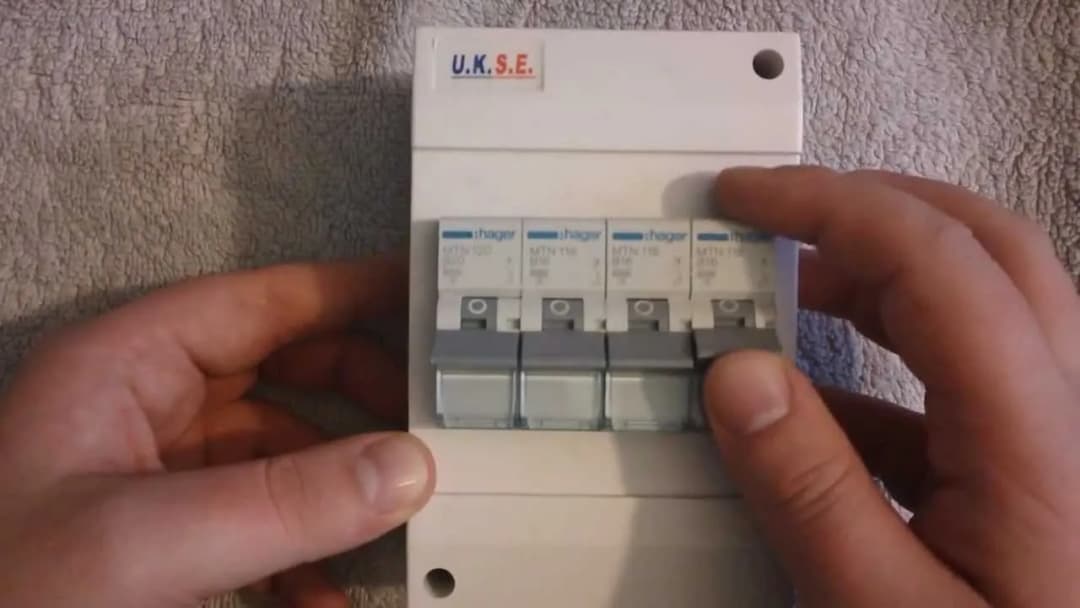 Jak włączyć bezpieczniki i uniknąć problemów z prądem w domu