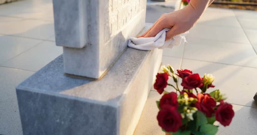 Czym czyścić nagrobki, aby ich nie uszkodzić i zachować piękno?