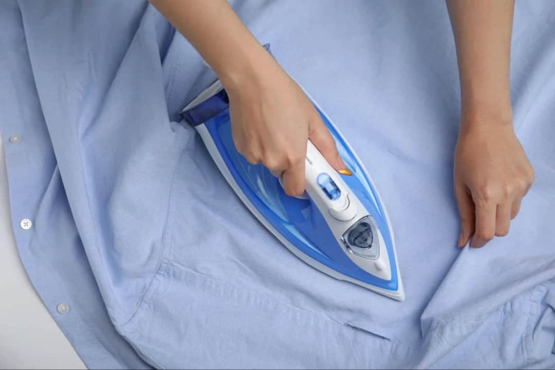Jak prasować koszule krok po kroku, by uniknąć zagnieceń i błędów