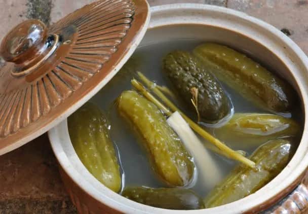 Jak zrobić ogórki kiszone w garnku glinianym, aby uniknąć niepowodzeń