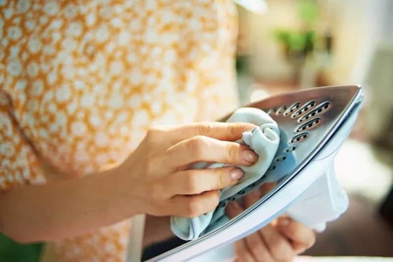 Skuteczne sposoby na to, czym wyczyścić przypalone żelazko bez uszkodzeń