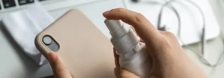 Jak skutecznie czyścić etui na telefon, aby uniknąć zarysowań?