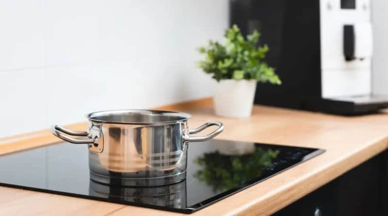 Czy można zostawić garnek na płycie indukcyjnej? Uważaj na oparzenia!