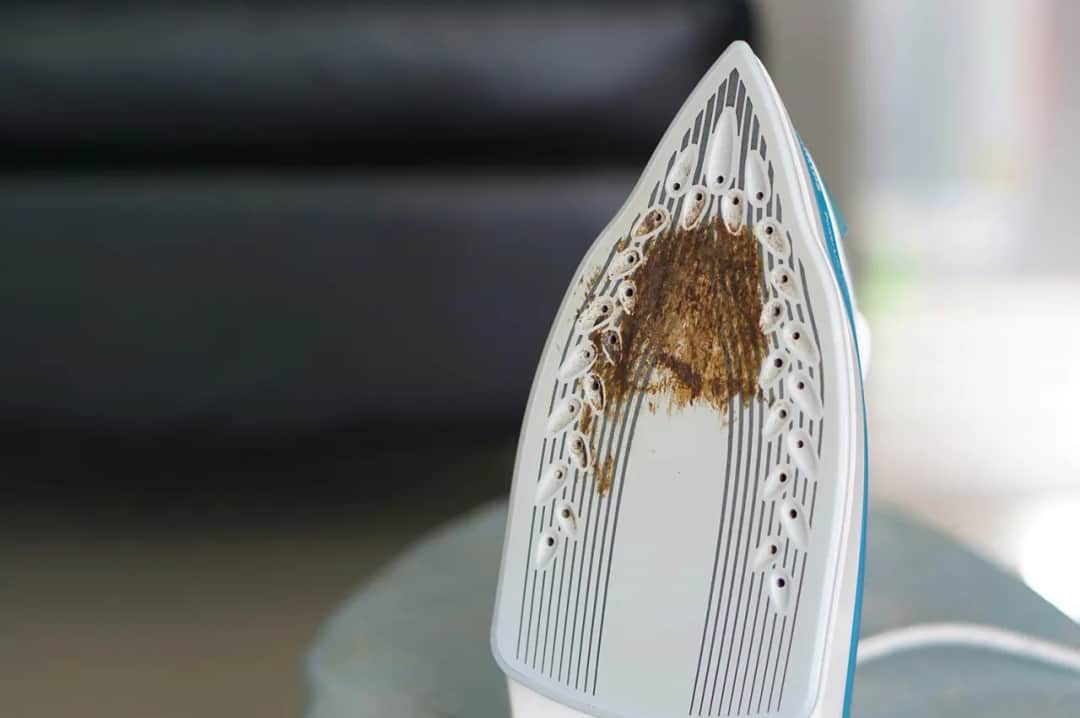 Jak wyczyścić przypalone żelazko teflonowe i zapobiec uszkodzeniom